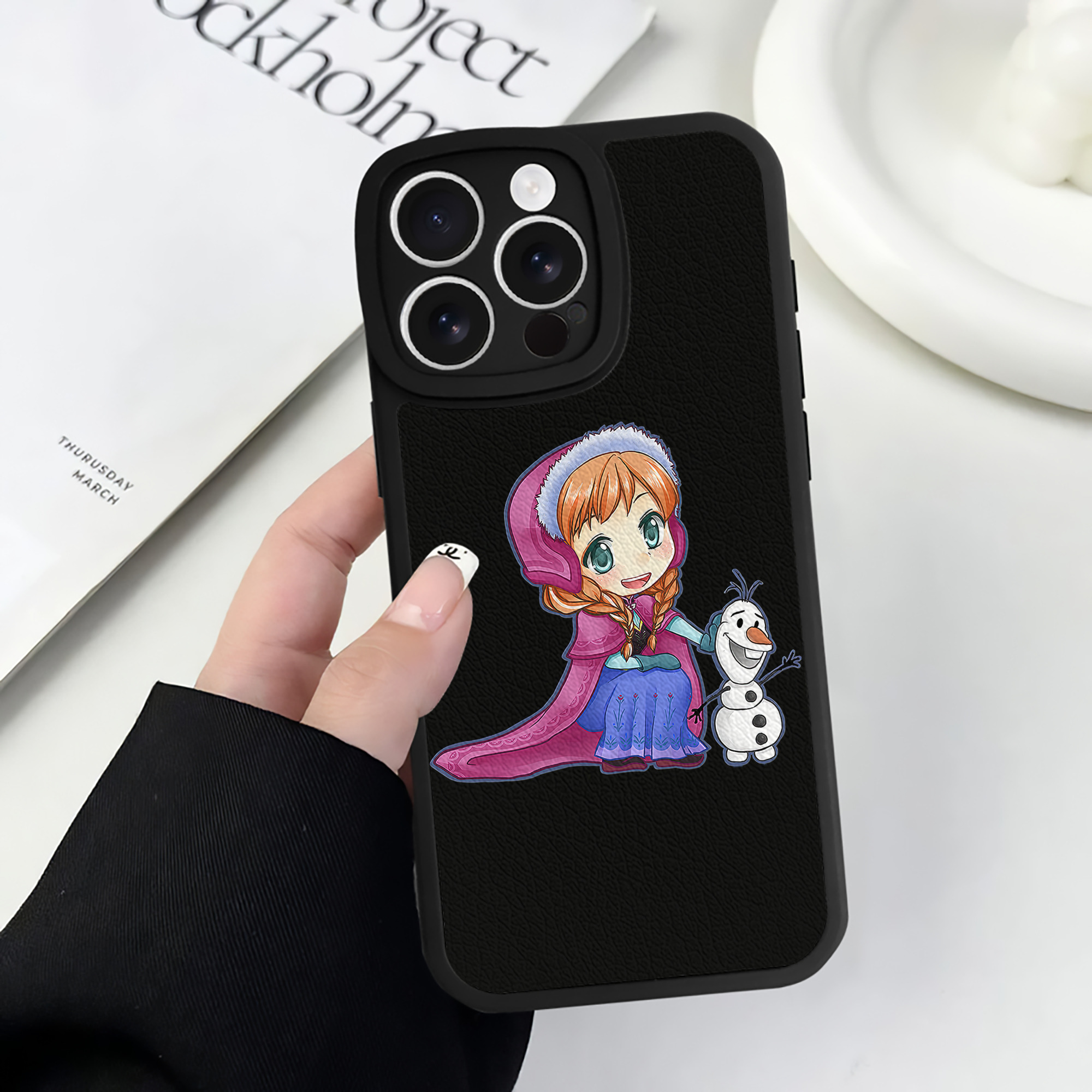 （画像用） アナと雪の女王 アンナ エルサ Frozen Anna Elsa 【iPhone 16シリーズ対応】シリコンスマホケース（レザー調） 材質：シリコン